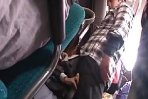 Роговой человек кладет пальцы в молодой Японский малыш с трусиками, а в автобусе