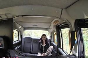 Водитель женского такси лизать ее клиент с сочной пиздой на заднем сиденье ее автомобиля